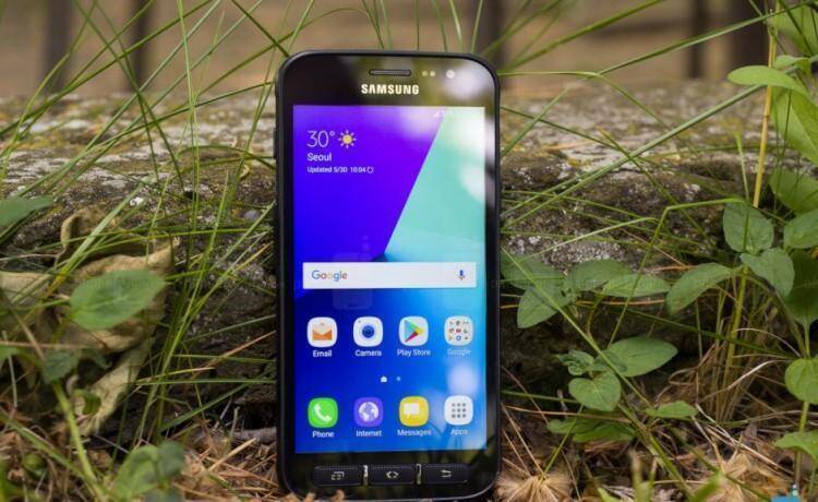 Смартфон Samsung Galaxy XCover 5 на земле среди травы