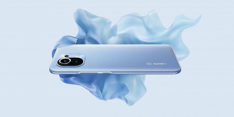 Примерные цены флагмана Xiaomi Mi 11 в России 5 Рассмотрение задней панели Xiaomi Mi 11 с камерами и логотипом