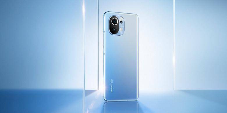 Примерные цены флагмана Xiaomi Mi 11 в России 4 Задняя панель Xiaomi Mi 11 с тремя камерами и градиентным голубым цветом