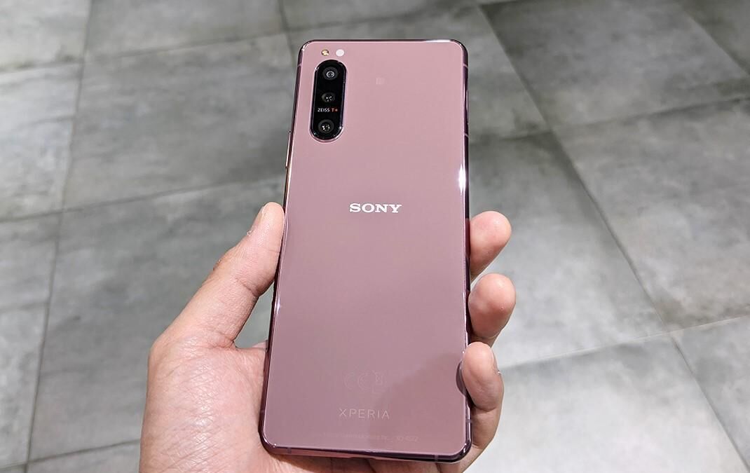 Розовый смартфон Sony Xperia 5 II с камерой сзади
