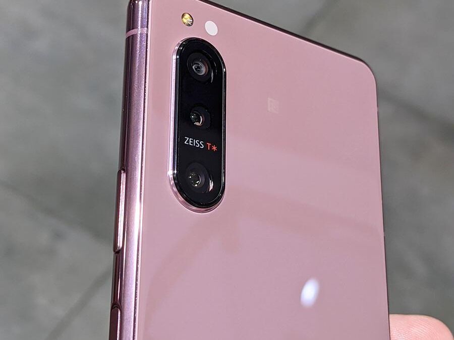 Розовый смартфон Sony Xperia 5 II с вертикальной камерой