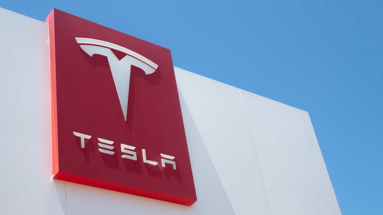 Tesla инвестировала 1,5 млрд долларов в биткоин, криптой можно будет оплатить автомобиль 3 tesla logo