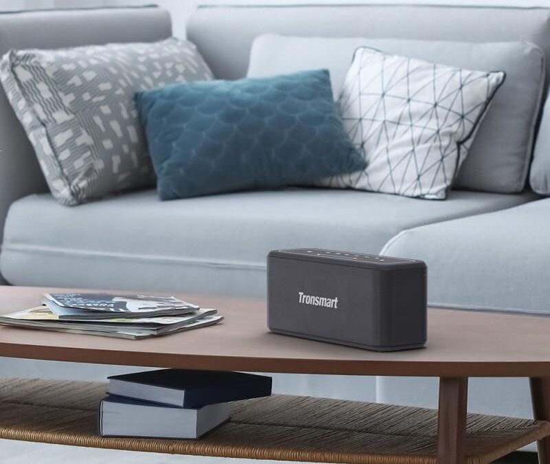 Портативная колонка Tronsmart на журнальном столике в гостиной