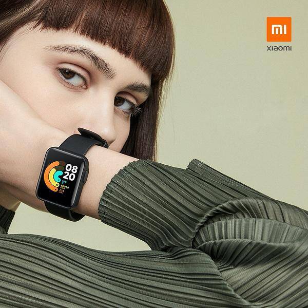 Умные часы Mi Watch Lite на запястье девушки крупный план дисплея