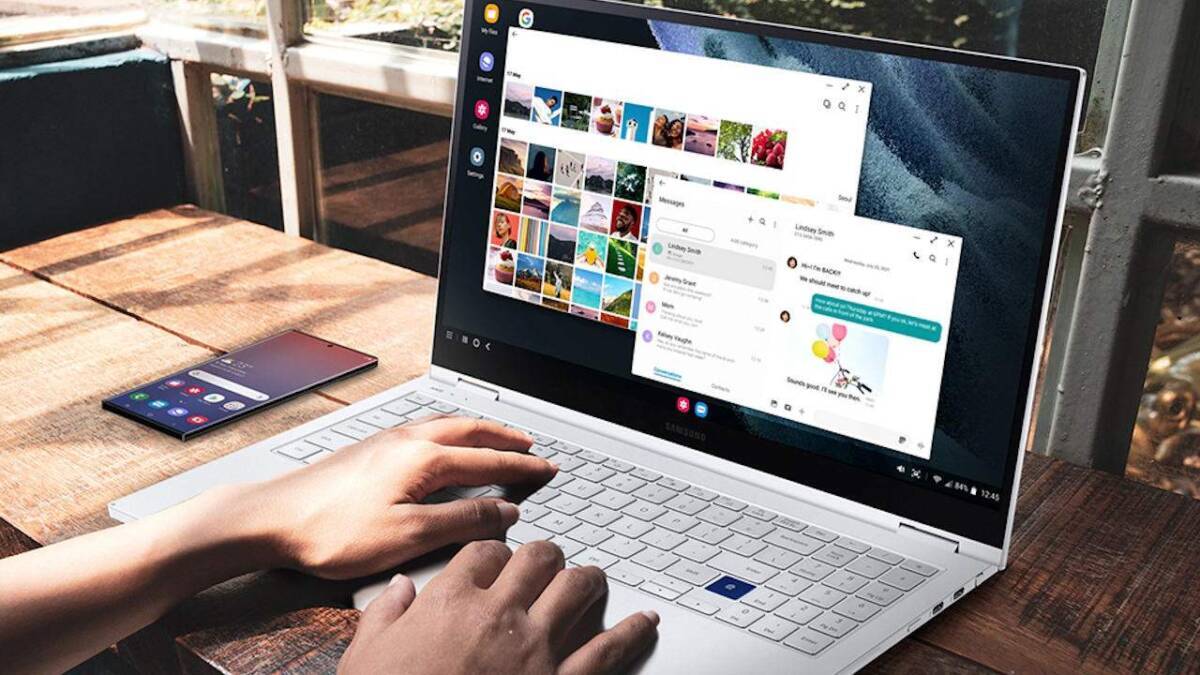 ноутбук Samsung с дисплеем и приложениями для работы