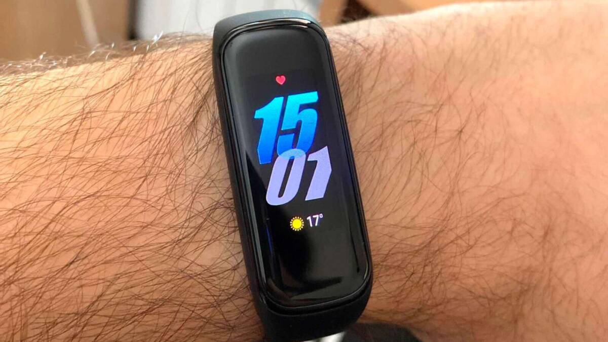 Xiaomi Mi Smart Band 6 одобрен за пределами Китая 5 Умный браслет Xiaomi Mi Smart Band 6 на руке показан вблизи