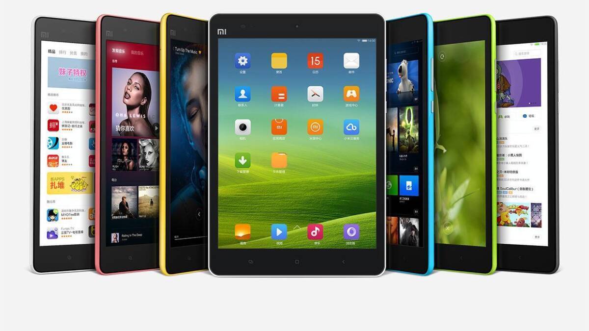 Несколько планшетов Xiaomi разных цветов и размеров фронтальный вид интерфейса