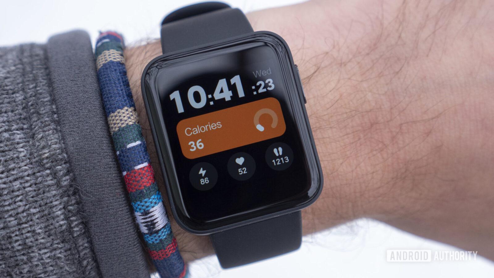 Xiaomi открывает предзаказ на умные часы Mi Watch Lite в России 7 xiaomi mi watch lite review on wrist watch face display 2 scaled 1
