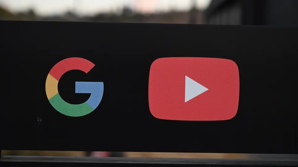 Логотипы Google и YouTube на черном фоне иконки приложения