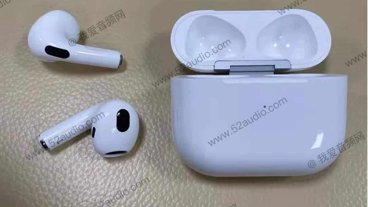 Беспроводные наушники AirPods 3 с зарядным кейсом и двумя наушниками