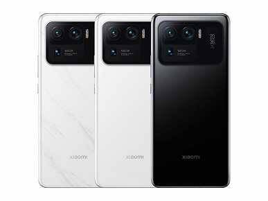 Три смартфона Xiaomi Mi 11 Ultra с крупным блоком камер