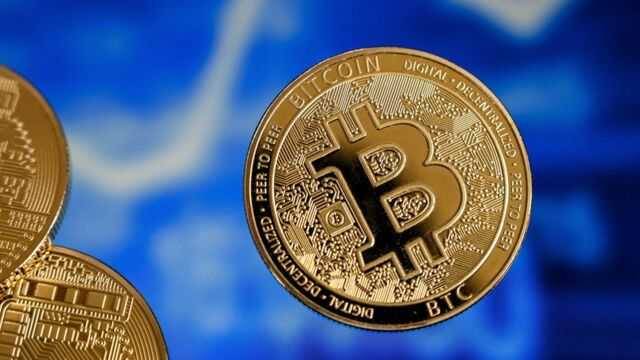 Цифровая монета Bitcoin с крупным логотипом BTC