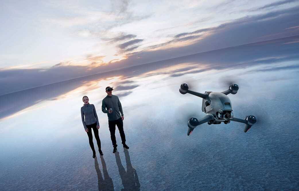 DJI представил модель DJI FPV Combo 5 Иллюстрация молодого мужчины в деловом костюме для Nintendo Switch