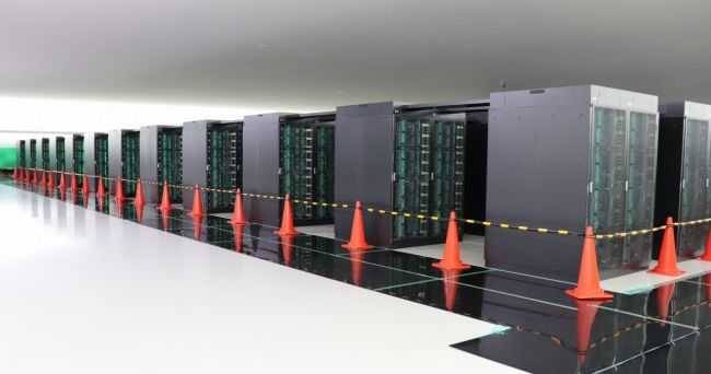 Рассвет в дата-центре с киберслоями и серверами Fujitsu