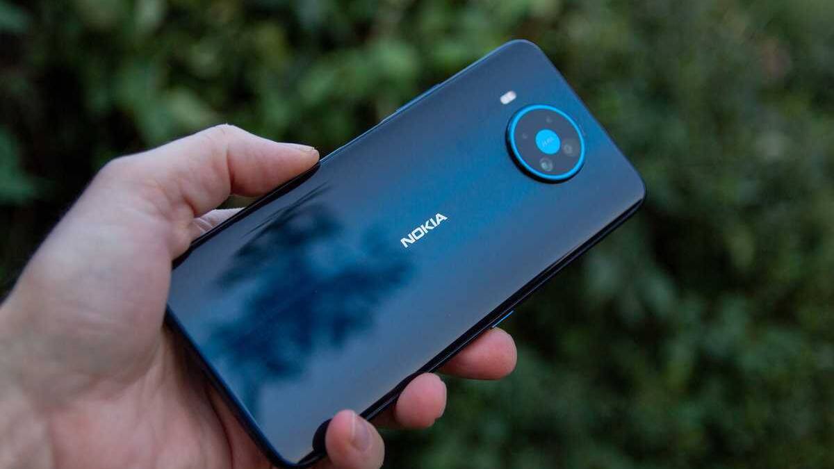 Задняя панель смартфона Nokia с крупным круглым модулем камеры