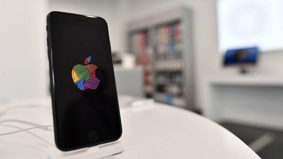 Новый iPhone SE сохранит тот же дизайн и 4,7-дюмовый экран 4 Айфон SE 2022 на зарядной подставке спереди