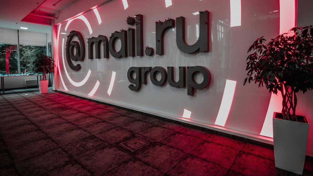 Выставочный холл с логотипом Mail.ru Group на светлом фоне