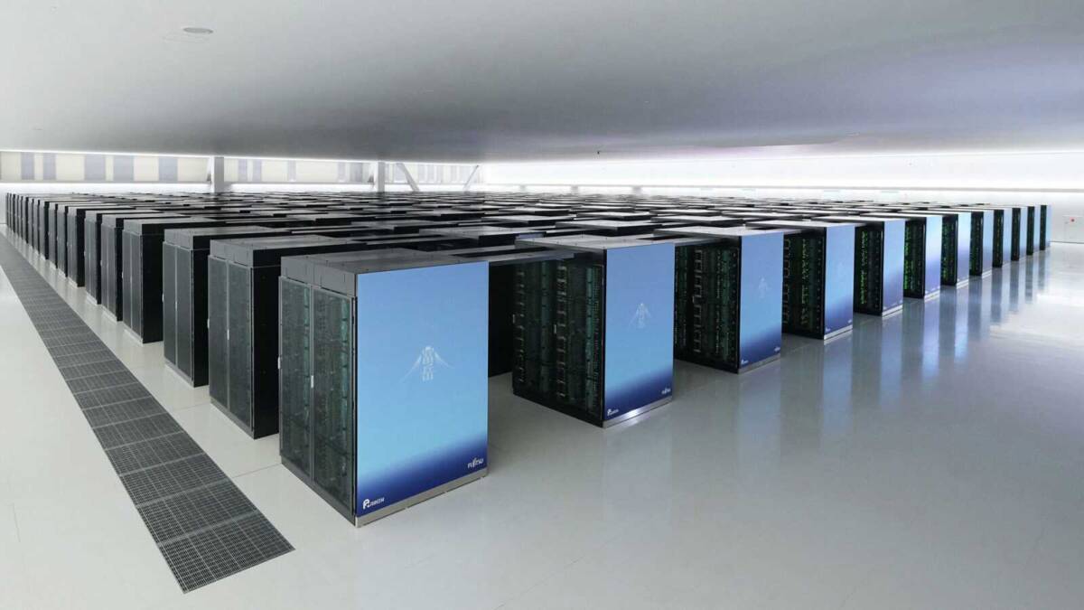 Серверный зал с суперкомпьютерами Fujitsu: стойки и вычислительные системы в центре обработки данных