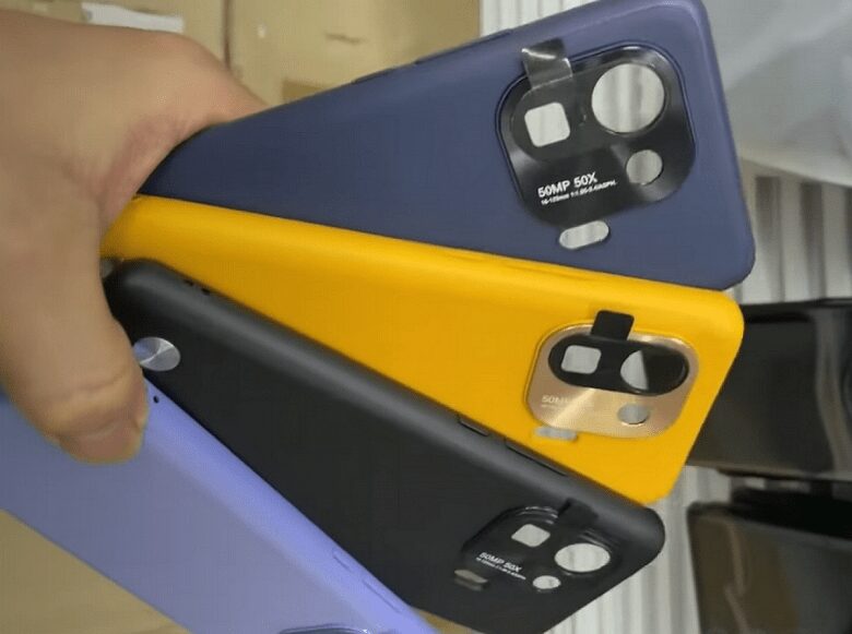 Три задние камеры Xiaomi Mi 11 Pro в цветных корпусах