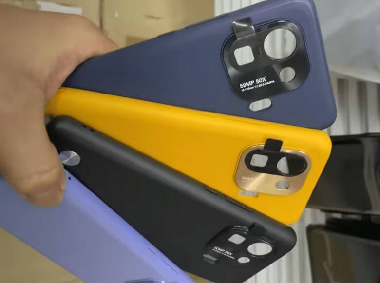 Три задние камеры Xiaomi Mi 11 Pro в цветных корпусах