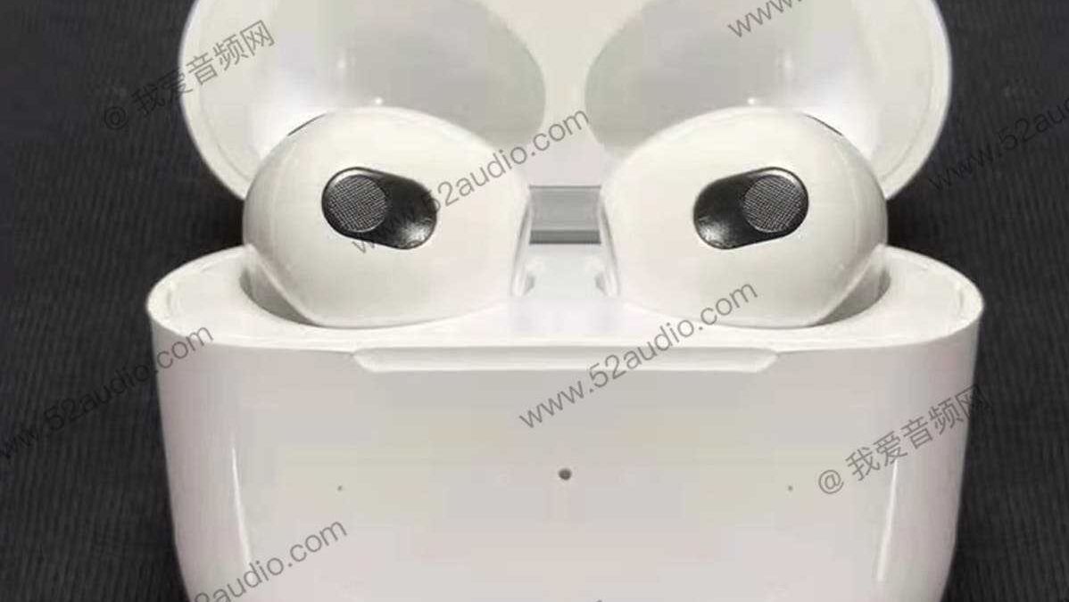 Беспроводные наушники AirPods 3 в футляре вблизи