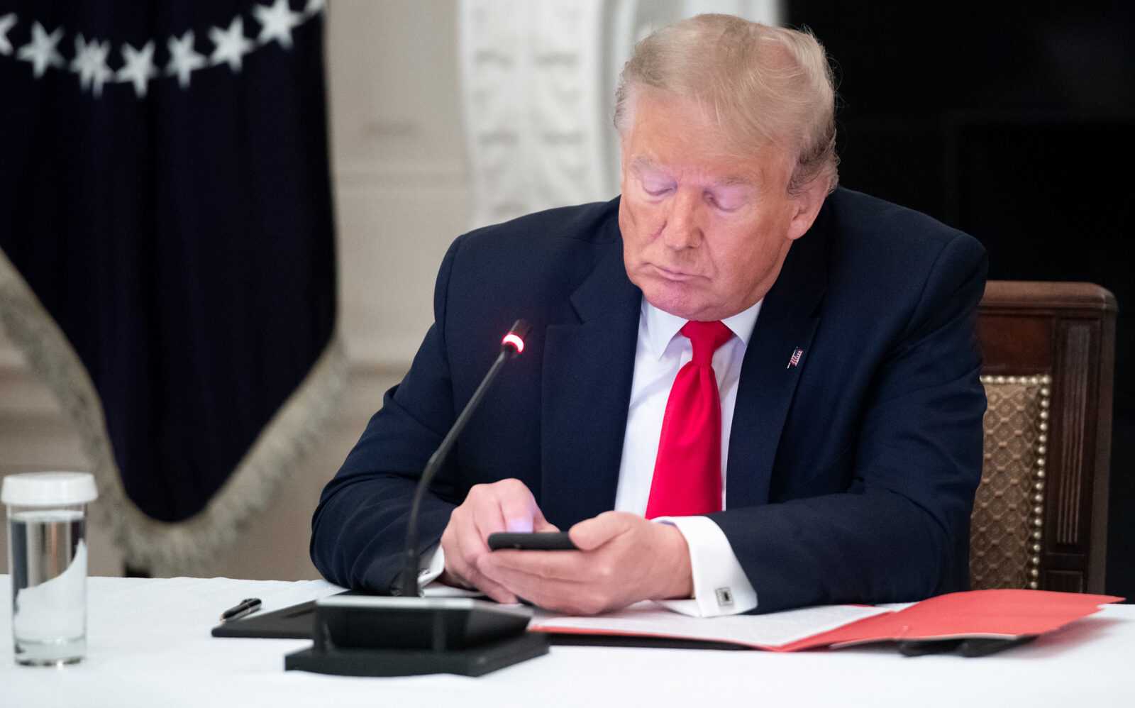 Дональд Трамп планирует запустить новую социальную сеть 3 200618 donald trump cellphone smartphone cell ac 1059p 98bab316821b75cf38c81649899893b2