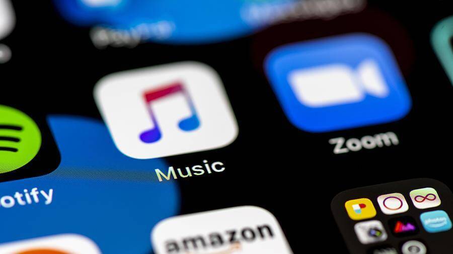 Скриншот домашнего экрана iPhone: приложения Music и Zoom на экране iOS 14.5