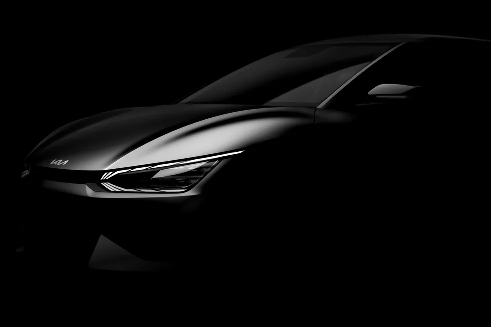 Новый электрический кроссовер Kia EV6 дразнит внешним видом 5 2022 kia ev6 electric crossover teaser 111