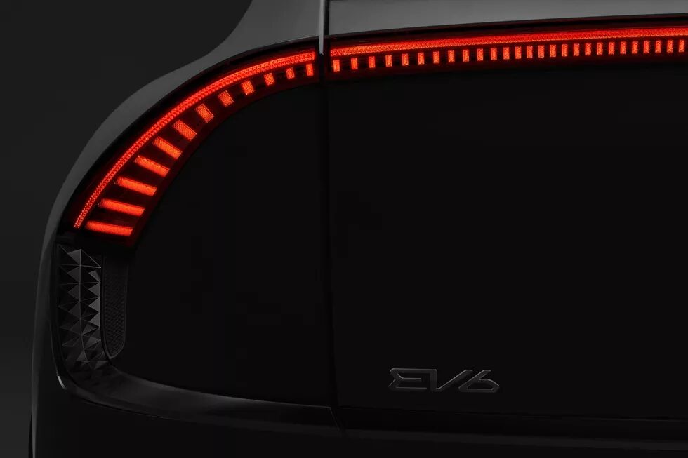 Новый электрический кроссовер Kia EV6 дразнит внешним видом 7 Задняя часть электромобильного кроссовера Kia EV6 с красной подсветкой