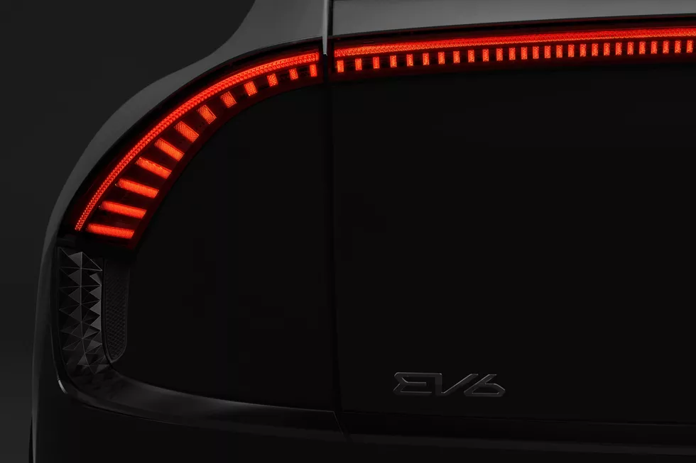 Новый электрический кроссовер Kia EV6 дразнит внешним видом 7 2022 kia ev6 electric crossover teaser 113