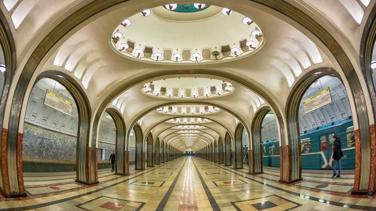 Интерьер станции московского метро: арочные колонны и светильники в вестибюле