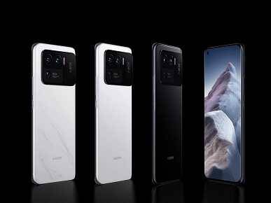 Четыре смартфона Mi 11 Ultra с разными цветами задней панели на черном фоне