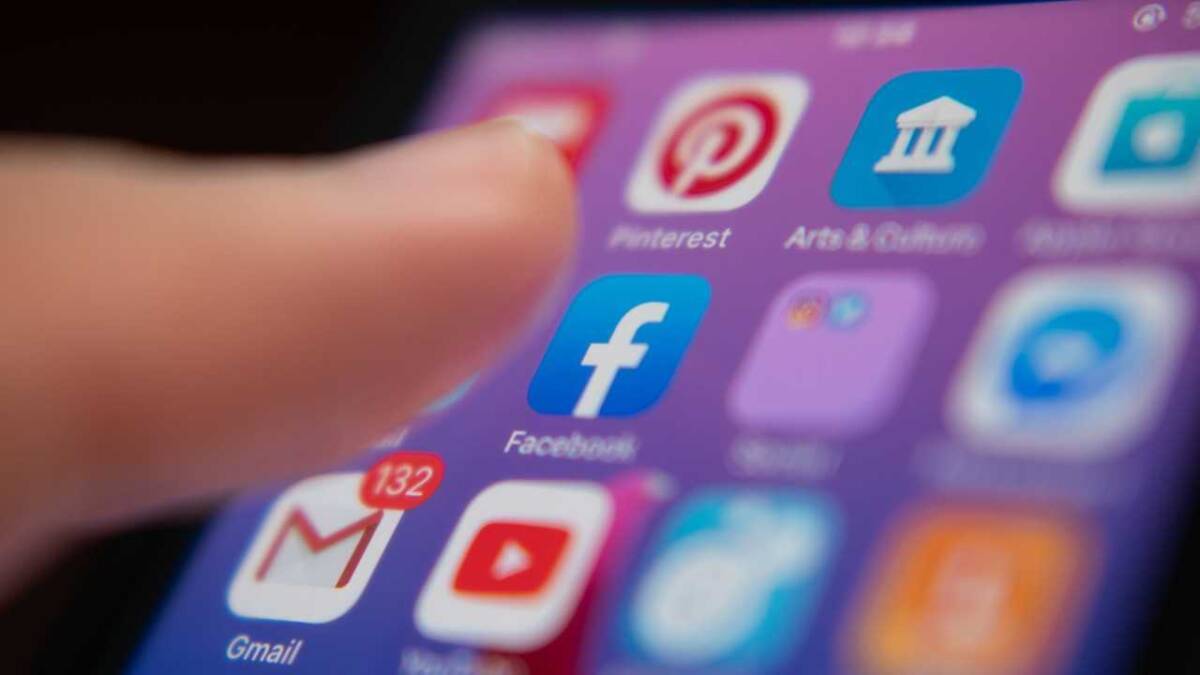 Экран смартфона с открытым Facebook и уведомлениями на мобильном устройстве