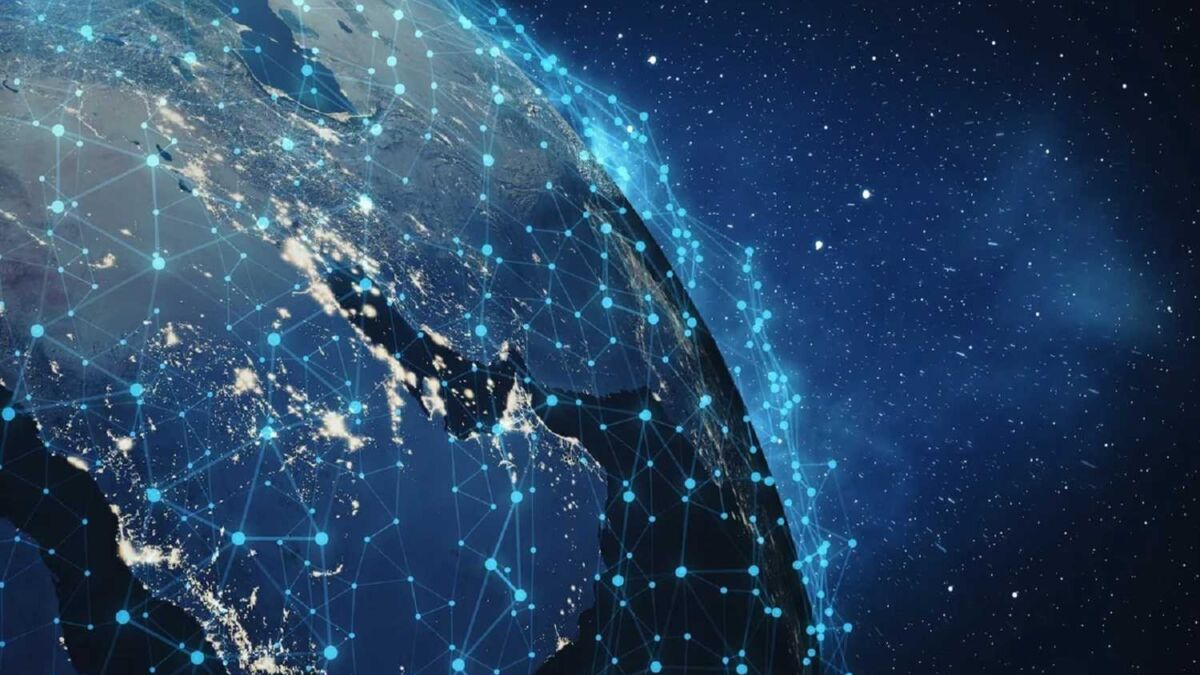 Земля с орбиты показывает спутники Starlink и сеть связи