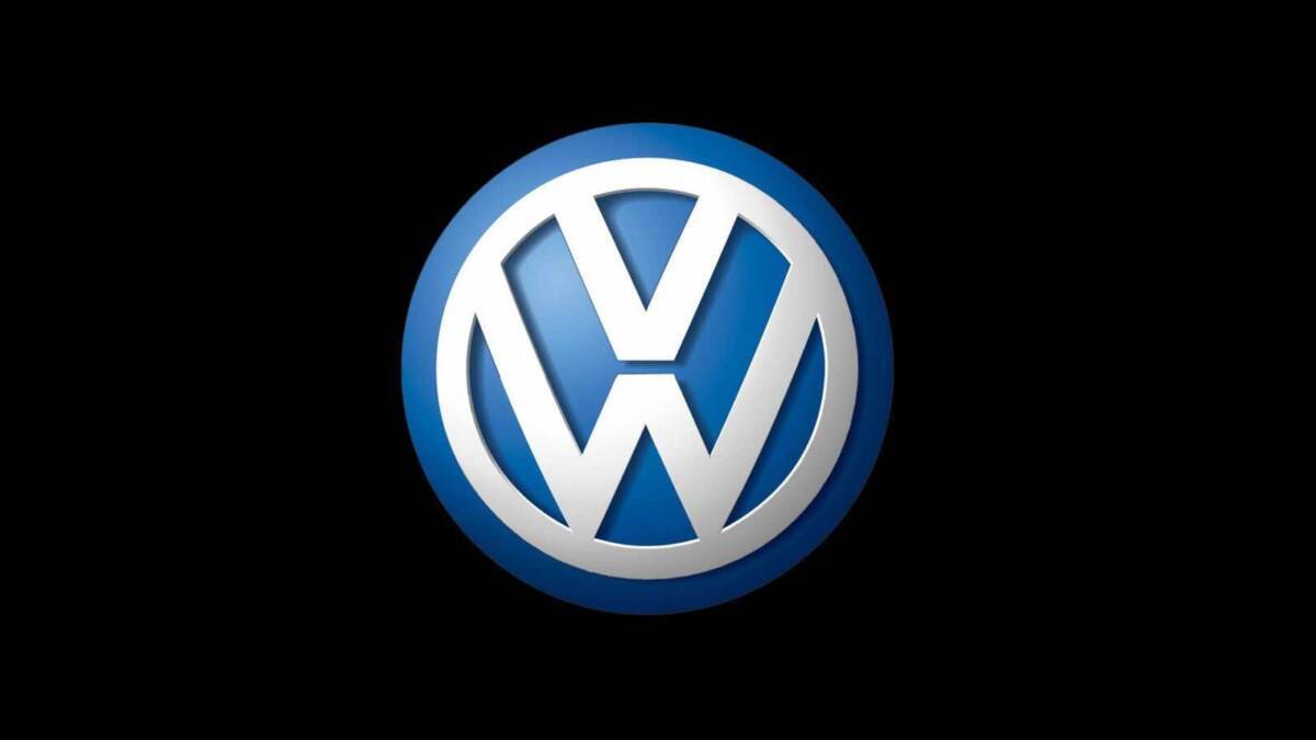 Логотип Volkswagen на черном фоне с синим обводом