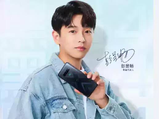POCO X3 Pro, Black Shark 4, OnePlus 9 и другие новинки представят уже на этой неделе 3 Мужчина держит смартфон POCO X3 Pro с подписью на стене