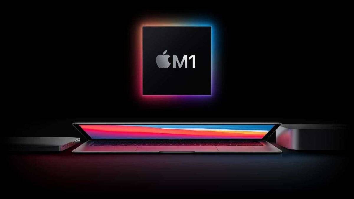 Чип Apple M1 и ноутбук с открытой клавиатурой