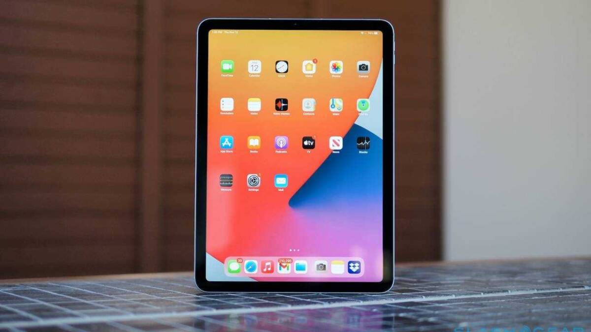 Планшет iPad на столе с домашним фоном