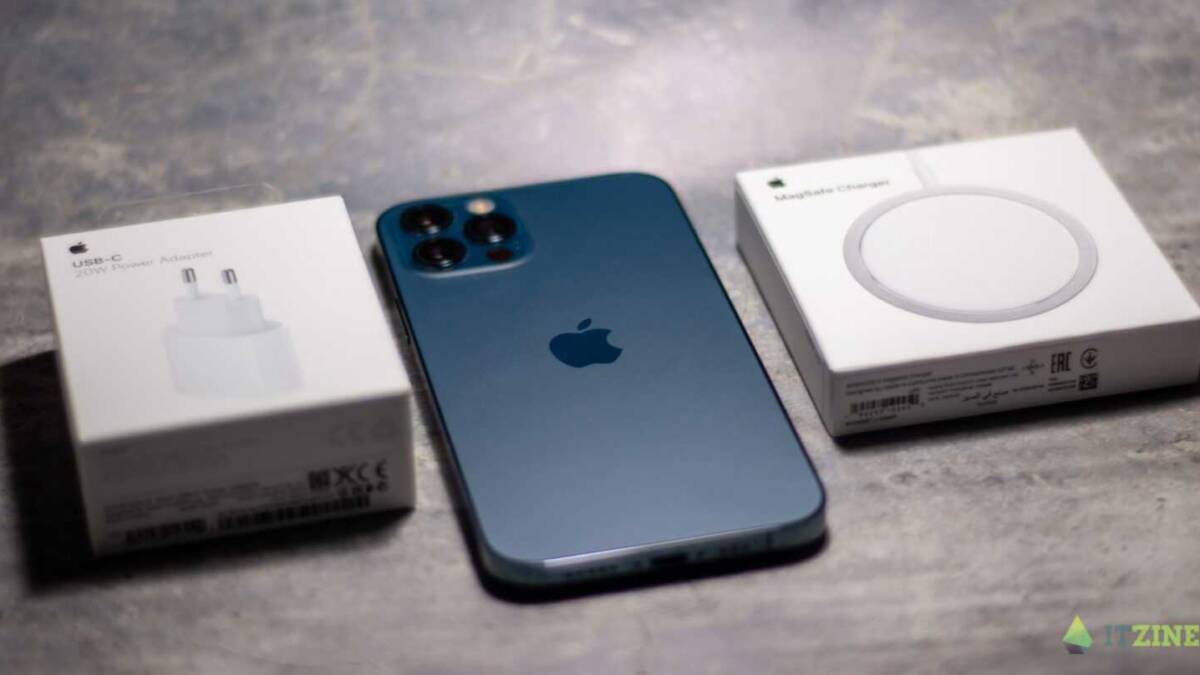 Удалённый аккумулятор MagSafe для iPhone на поверхности