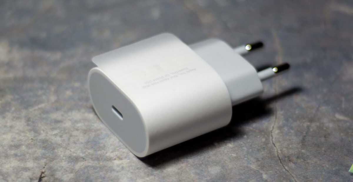Зарядное устройство Apple USB-C Power Adapter на бетонном полу