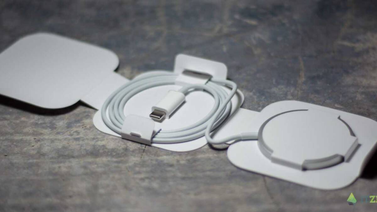 Разобранный кабель Type-C для iPhone на поверхности