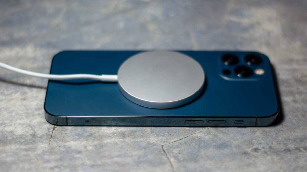 Телефон iPhone 12 с магнитным зарядным устройством MagSafe