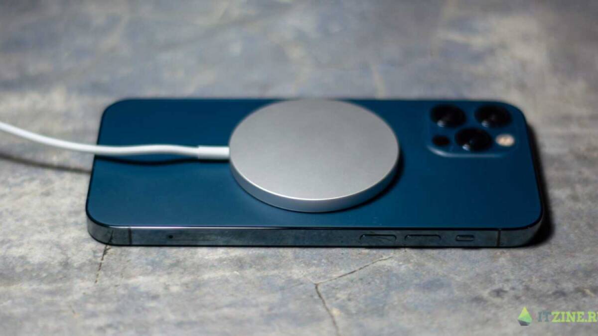 Мобильный телефон iPhone 13 Pro с магнитной зарядкой MagSafe на поверхности