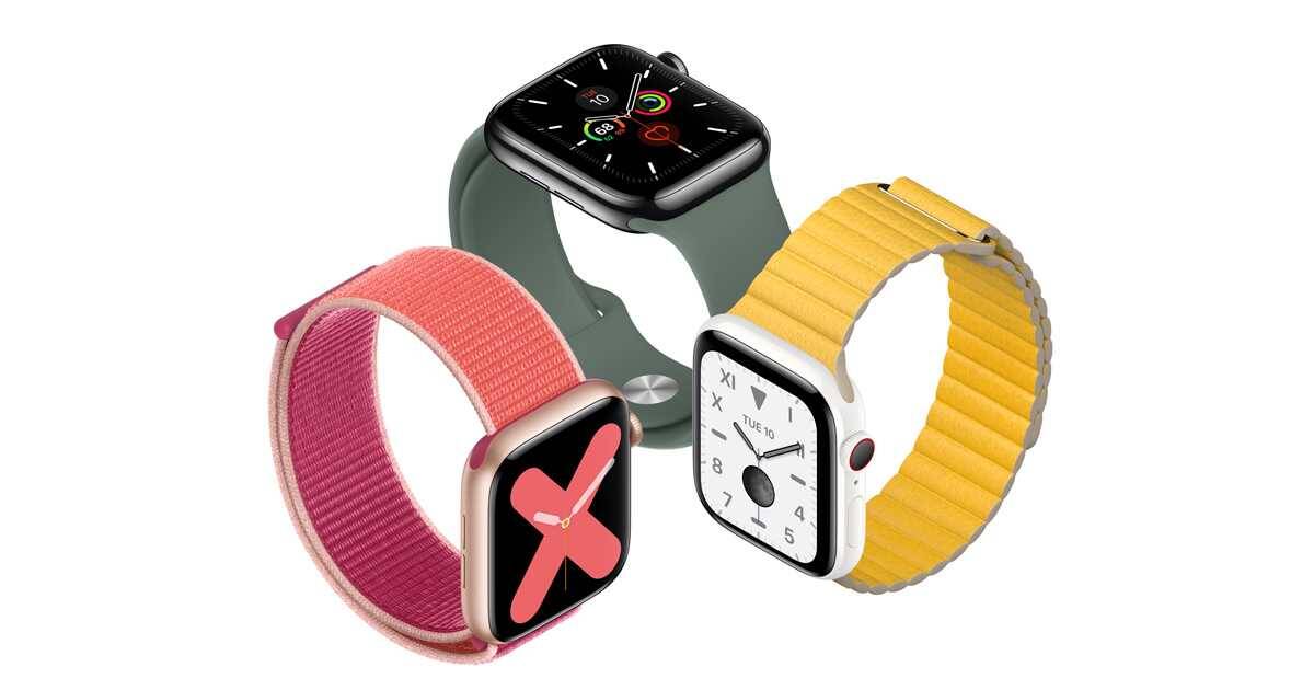 Три умных часы Apple Watch с разными ремешками спереди и интерфейсами