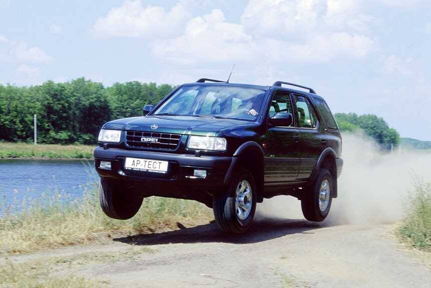 Легендарной Opel Frontera исполнилось 30 лет 9 Черная внедорожная Opel Frontera в движении по грунтовой дороге
