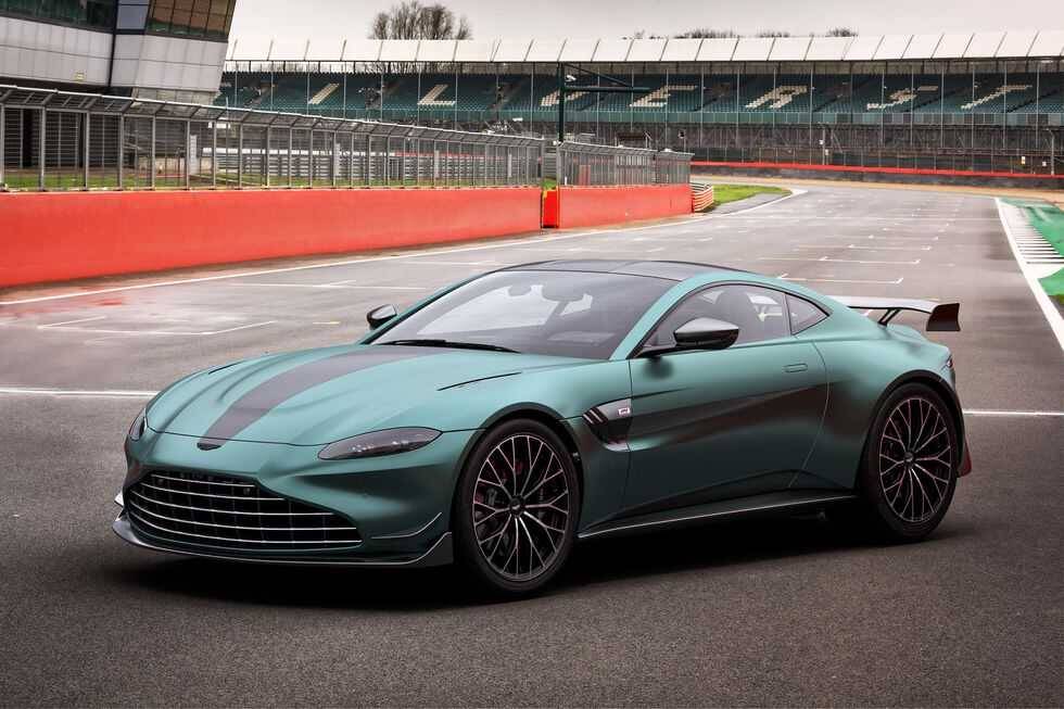 Aston Martin Vantage F1 Edition — это больше, чем просто внешний вид 7 Спортивный автомобиль Aston Martin Vantage F1 Edition на гоночной трассе