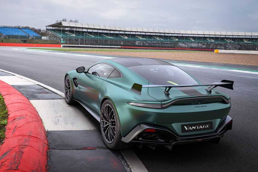 Aston Martin Vantage F1 Edition — это больше, чем просто внешний вид 8 Астон Мартин Вантаж Ф1 спортивный автомобиль с задним спойлером