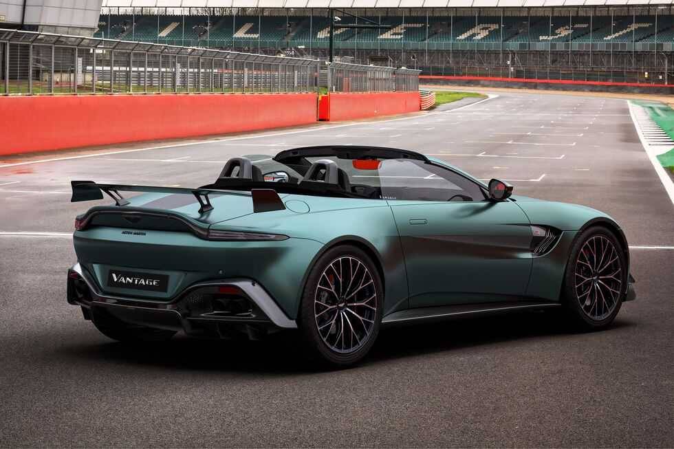 Aston Martin Vantage F1 Edition — это больше, чем просто внешний вид 9 Астон Мартин Вантаж Ф1 версия кабриолет задний вид