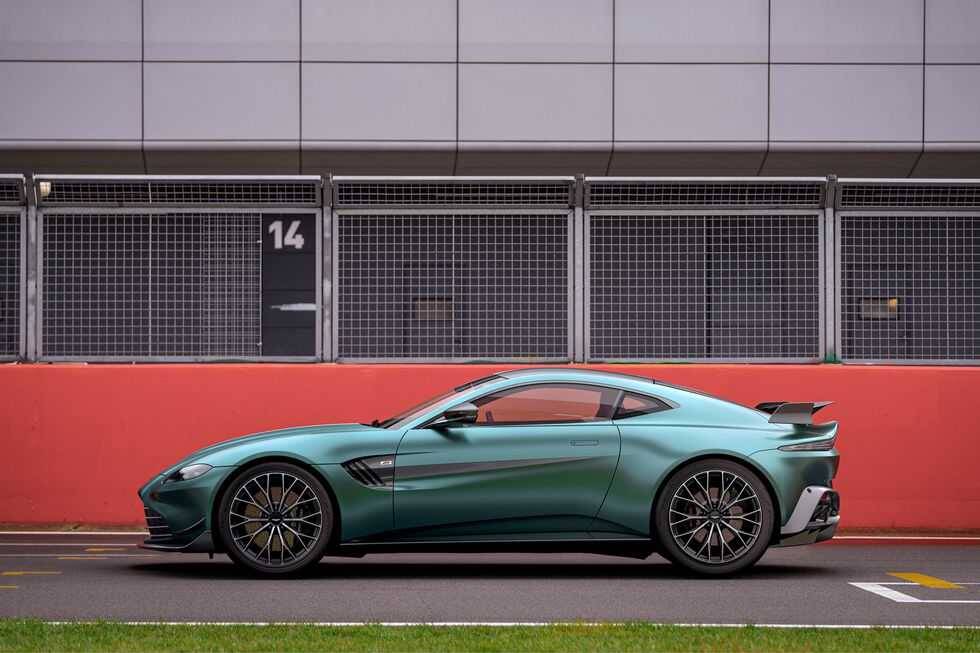 Aston Martin Vantage F1 Edition — это больше, чем просто внешний вид 10 Яркая зеленая Aston Martin Vantage F1 на улице