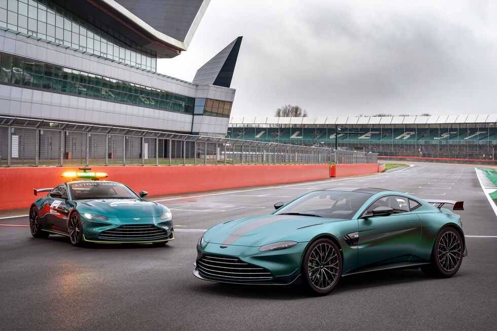 Aston Martin Vantage F1 Edition — это больше, чем просто внешний вид 11 Два автомобиля Aston Martin Vantage F1 Edition на гоночной трассе
